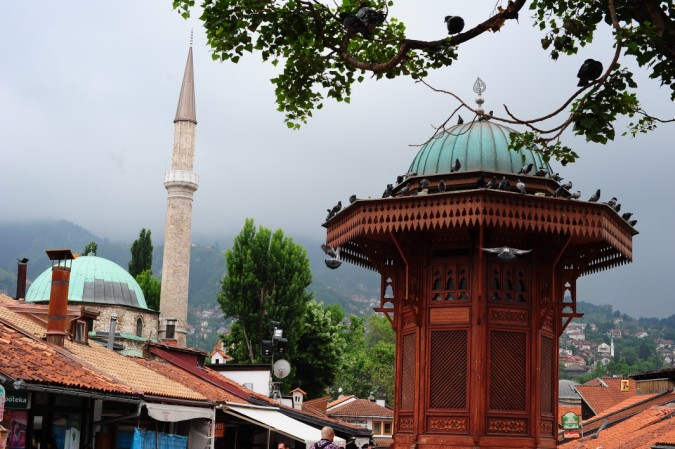 Saraybosna’nın sembolik noktalarından Başçarşı’daki çeşme ve Yeşil Cami.