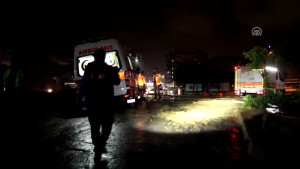 Yağış Dolayısıyla Çöken Yola Ambulans ve Otomobil Saplandı